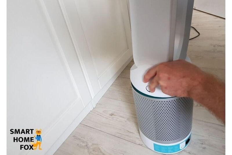 Die seitlichen Tasten vom Dyson Pure Cool Link werden eingedrückt, um das Gehäuse zu auszurasten und den Turm entfernen zu können